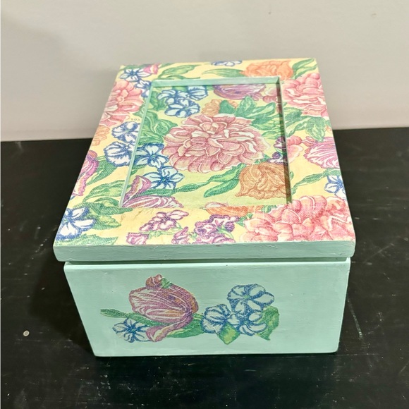 Light Green Floral Painted Vintage Jewelry Box - Picture 6 of 13